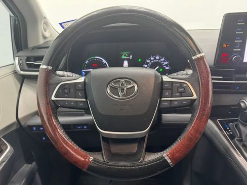 Used 2024 Toyota Sienna XLE w/ XLE Plus Package FWD image 24
