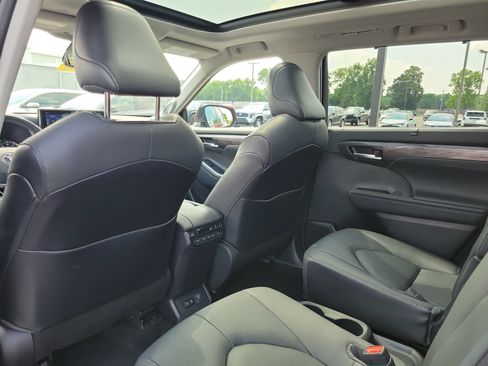Used 2020 Toyota Highlander Platinum AWD/4WD image 14