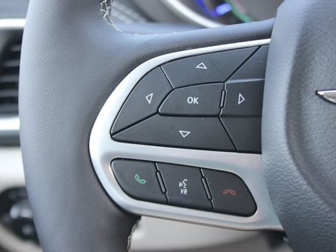 Used 2024 Chrysler Pacifica Limited w/ Uconnect Theater Family Group FWD image 14