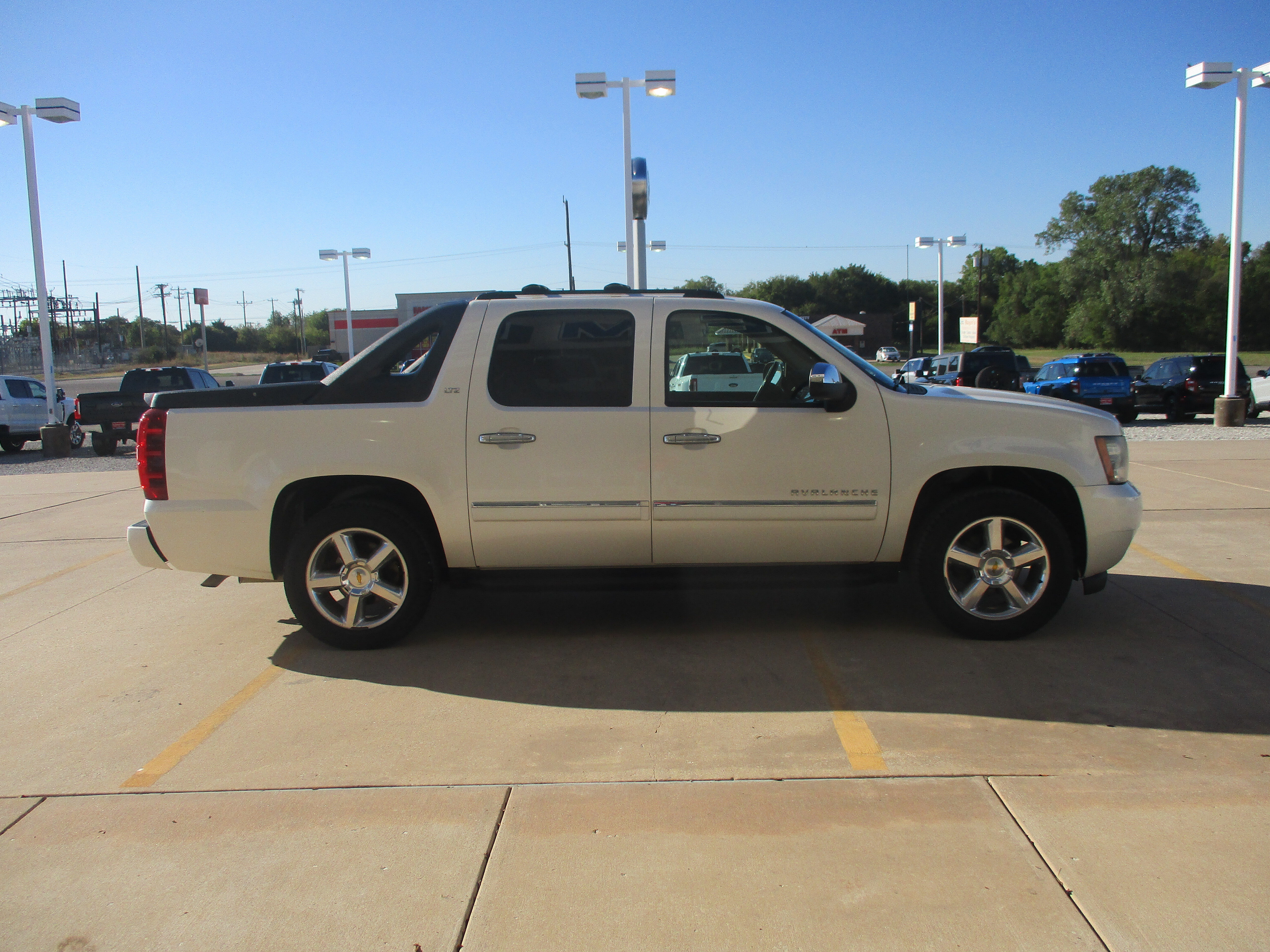 Used 2011 Chevrolet Avalanche LTZ RWD image 8
