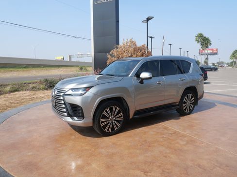 Certified 2024 Lexus LX 600 4WD w/ Luxury Package image 6