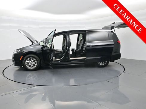 Used 2024 Chrysler Pacifica Touring-L image 43