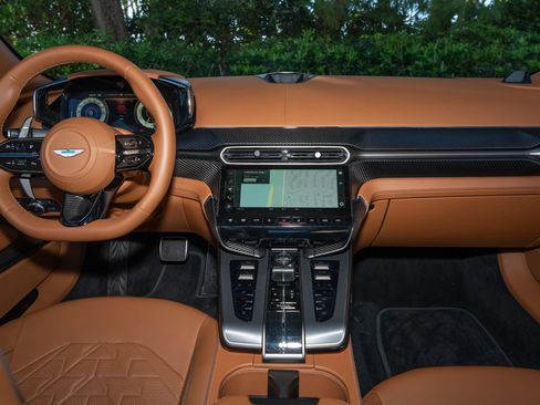 Used 2025 Aston Martin Vanquish RWD image 19