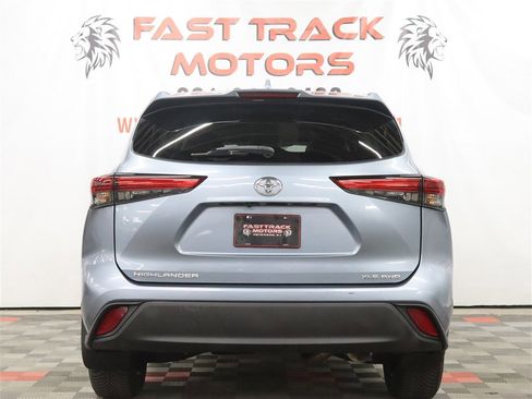 Used 2020 Toyota Highlander XLE AWD/4WD image 5