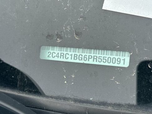 Used 2023 Chrysler Pacifica Touring-L FWD image 3