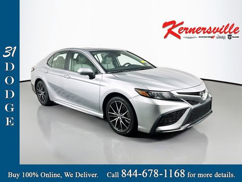 Used 2023 Toyota Camry SE image 1