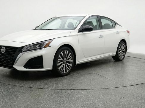 Used 2025 Nissan Altima 2.5 SV FWD image 3