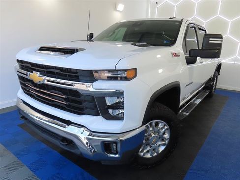 Used 2024 Chevrolet Silverado 2500 LT AWD/4WD image 4