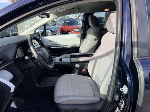 Used 2025 Toyota Sienna LE image 13