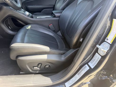 Used 2017 Chrysler 200 Limited Platinum w/ Comfort & Convenience Group FWD image 26