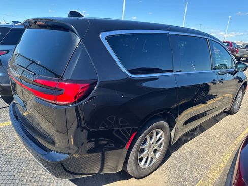 Used 2025 Chrysler Pacifica Select FWD image 13