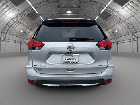 Used 2018 Nissan Rogue SV image 4