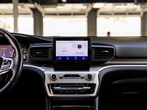 Used 2021 Ford Explorer XLT image 17