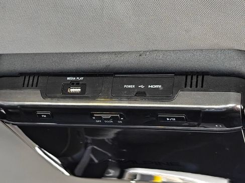 Used 2018 Chevrolet Traverse LT FWD image 9