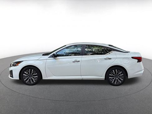 Used 2025 Nissan Altima 2.5 SV FWD image 4