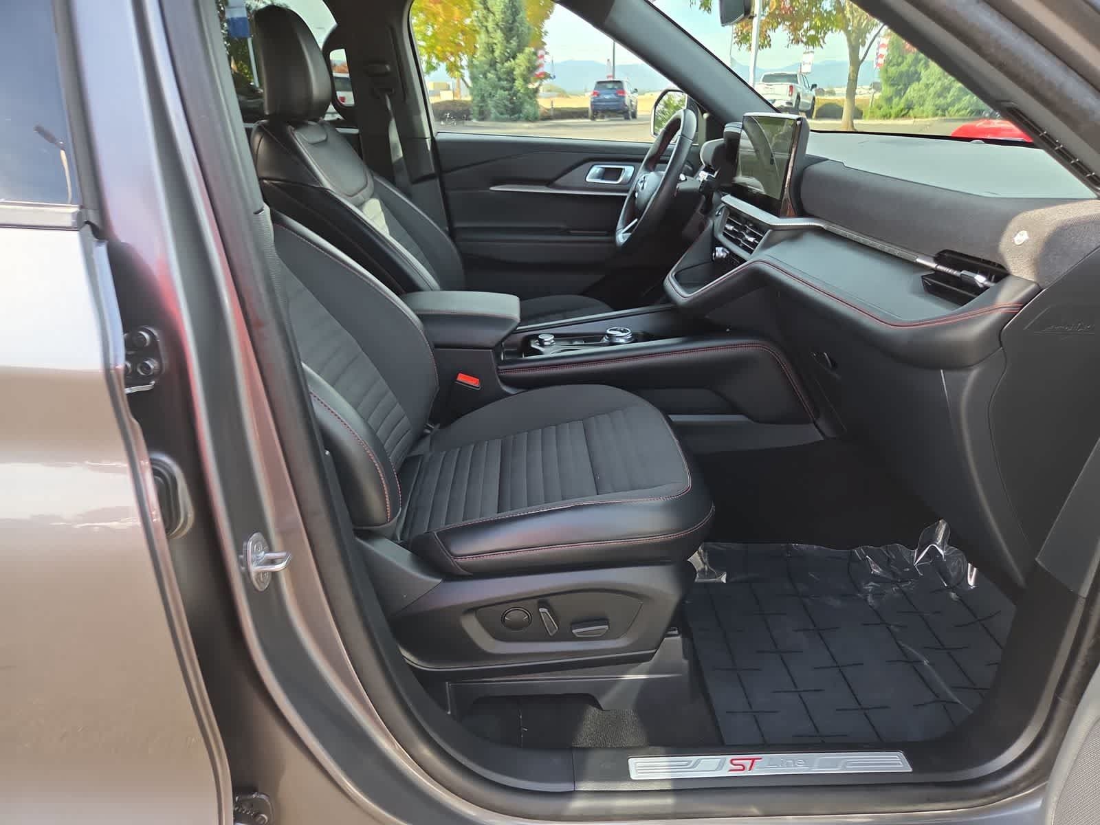 Used 2025 Ford Explorer ST-Line w/ ST-Line Street Pack AWD/4WD image 22