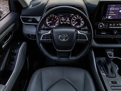 Used 2023 Toyota Highlander AWD image 16