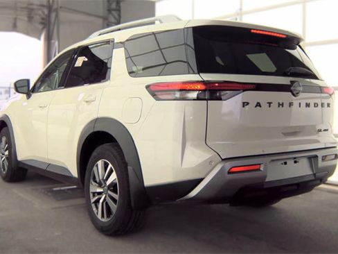 Used 2024 Nissan Pathfinder SL w/ Black Appearance Package AWD/4WD image 8
