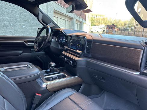 Used 2022 Chevrolet Silverado 1500 High Country w/ High Country Premium Package image 12