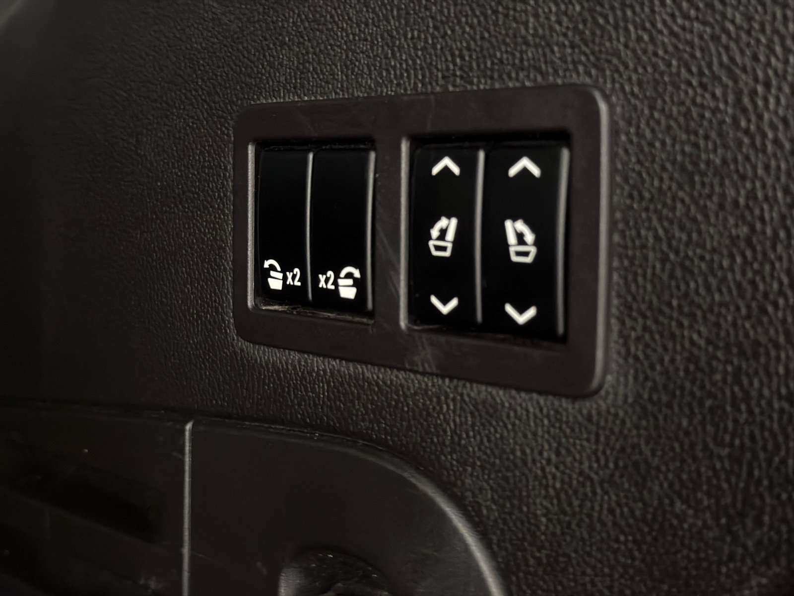 Used 2018 Cadillac Escalade Premium Luxury AWD/4WD image 12