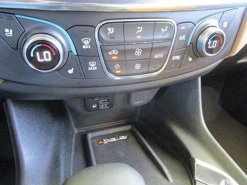 Used 2023 Chevrolet Traverse Premier image 38