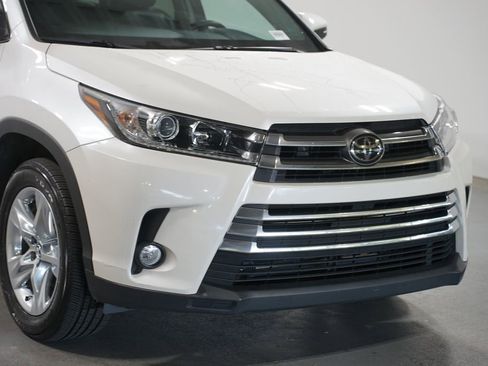 Used 2017 Toyota Highlander Limited FWD image 4