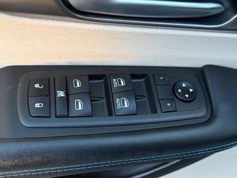 Used 2021 Chrysler Pacifica Touring w/ Cold Weather Group FWD image 13