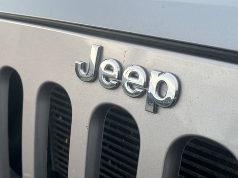 Used 2014 Jeep Wrangler Unlimited Rubicon w/ Connectivity Group AWD/4WD image 31