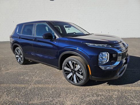 New 2026 Mitsubishi Outlander SE image 1