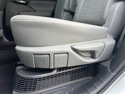 Used 2022 Toyota Highlander XLE image 32