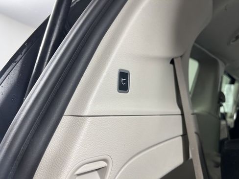 Used 2021 Chrysler Pacifica Touring-L image 39