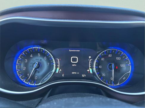 Certified 2017 Chrysler Pacifica Limited w/ Advanced Safetytec Group image 12