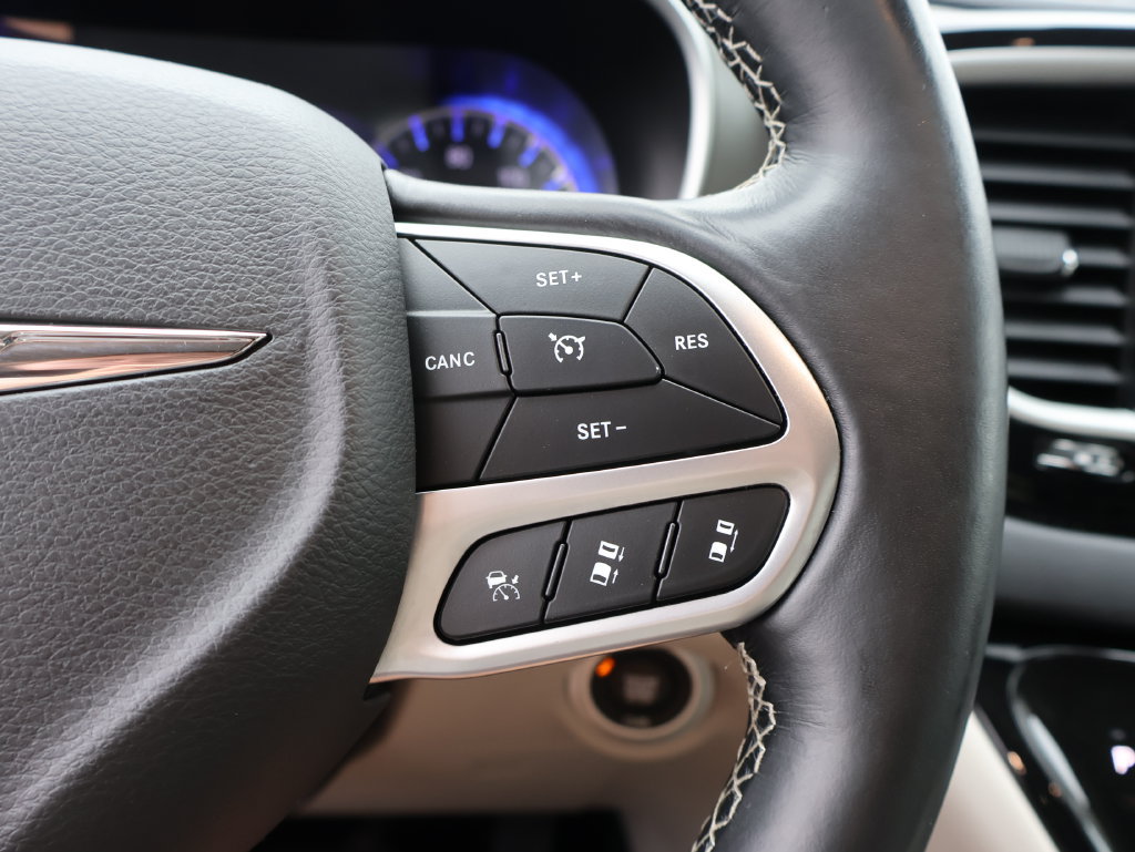 Used 2021 Chrysler Pacifica Touring-L FWD image 25