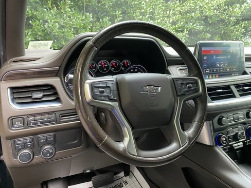 Used 2021 Chevrolet Tahoe Z71 w/ Luxury Package AWD/4WD image 17