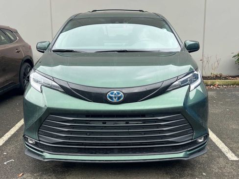 Certified 2025 Toyota Sienna XLE Woodland Edition image 3