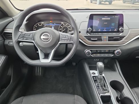 Used 2025 Nissan Altima 2.5 SV FWD image 14