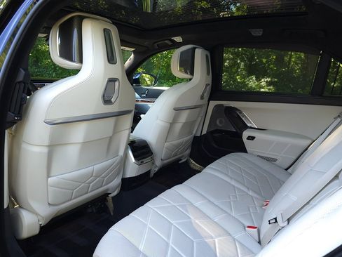 Used 2023 BMW i7 xDrive60 AWD/4WD image 15