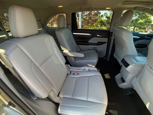 Used 2019 Toyota Highlander XLE image 25