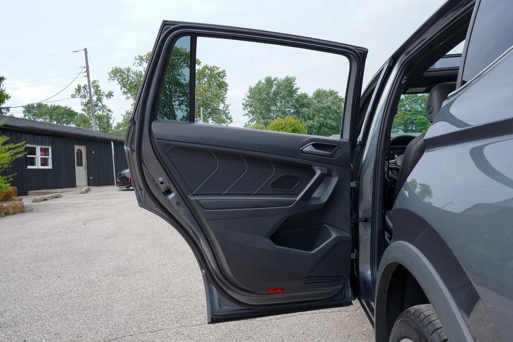 Used 2022 Volkswagen Tiguan SEL R-Line AWD/4WD image 32