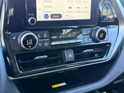 Used 2023 Toyota Highlander XLE image 26