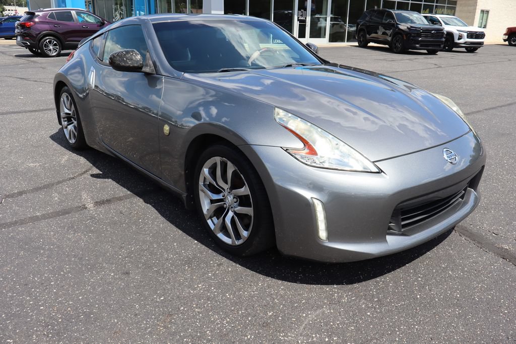 Used 2016 Nissan 370Z Coupe RWD image 2