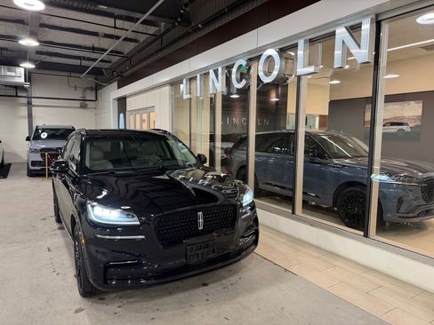 Used 2023 Lincoln Aviator Reserve w/ Jet Package AWD/4WD image 2