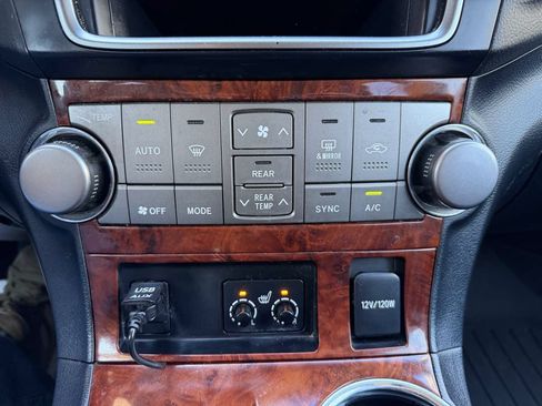 Used 2013 Toyota Highlander Limited AWD/4WD image 19