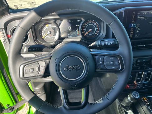 Used 2025 Jeep Wrangler Unlimited Rubicon w/ Technology Group image 9