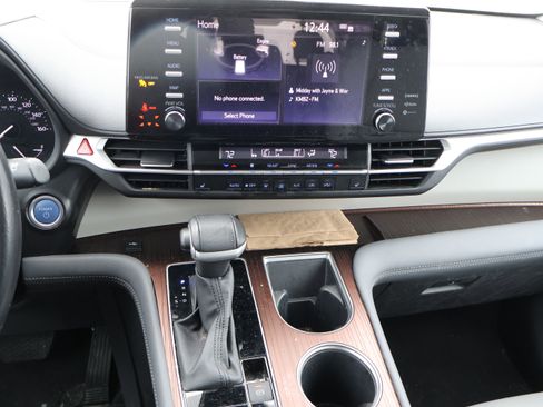 Used 2024 Toyota Sienna XLE image 24
