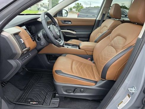 Used 2025 Nissan Pathfinder Platinum FWD image 8