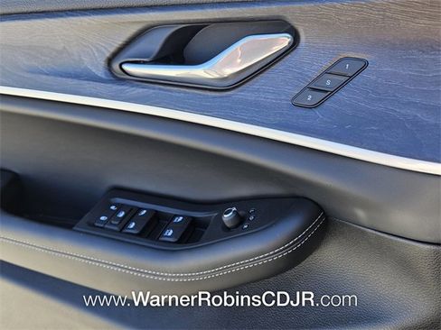 New 2025 Jeep Grand Cherokee Limited w/ Luxury Tech Group II image 30