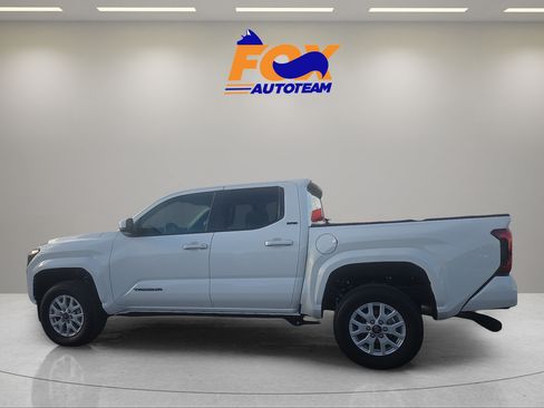 Certified 2026 Toyota Tacoma SR5 AWD/4WD image 2