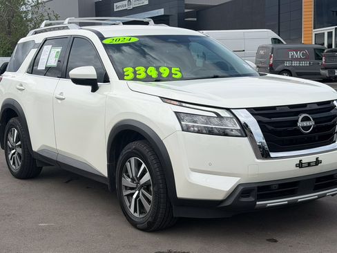 Used 2024 Nissan Pathfinder SL FWD image 3
