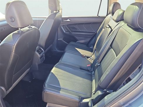 Used 2022 Volkswagen Tiguan SE w/ Panoramic Sunroof Package image 32